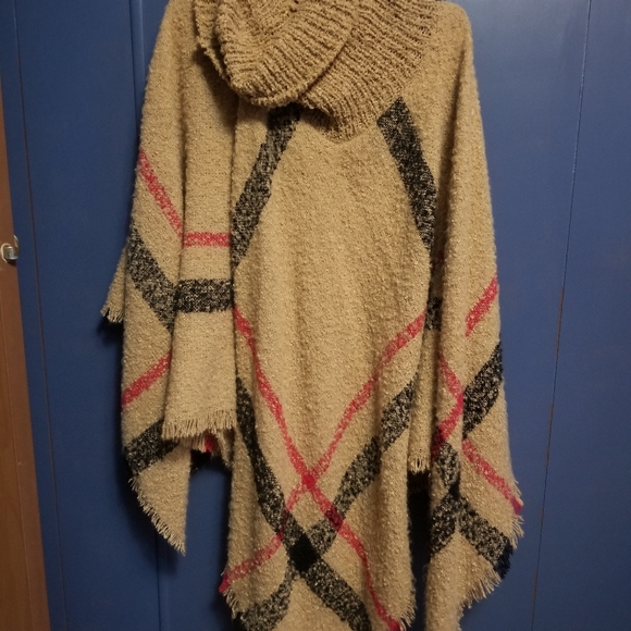 Woman's Plaid Poncho - Picture 4 of 5